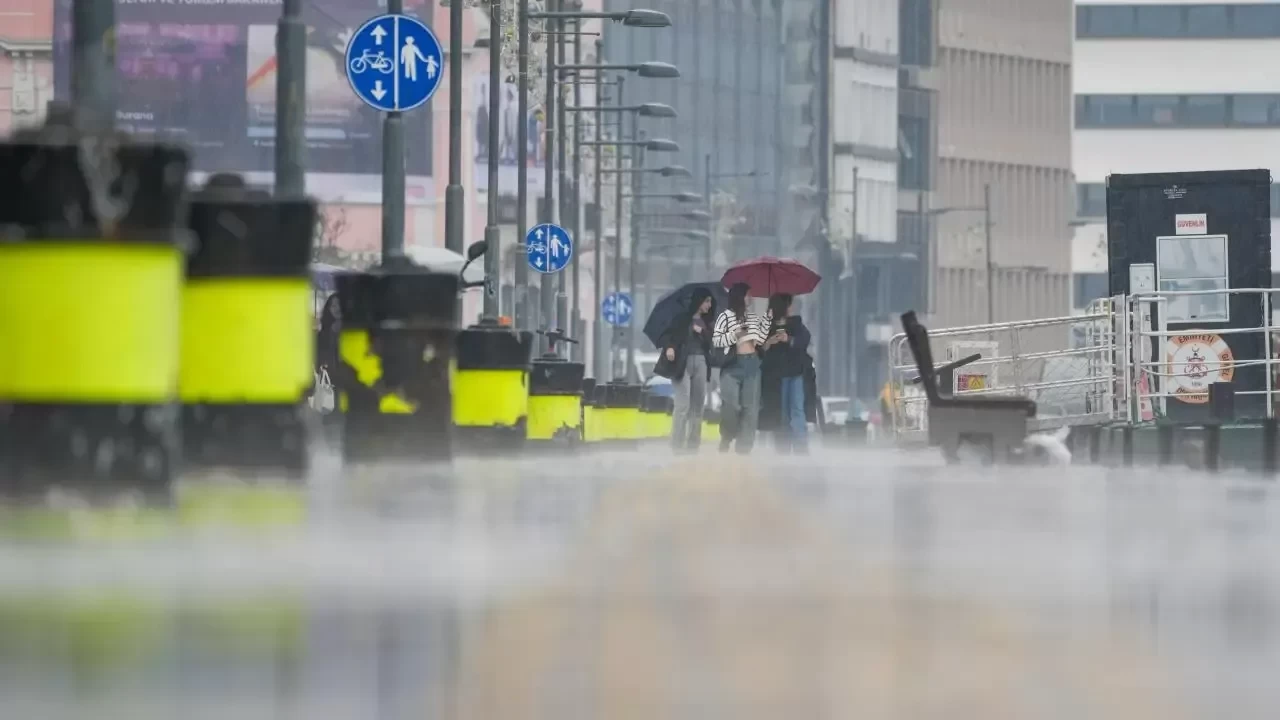 İzmir'de sağanak yağış hayatı olumsuz etkiledi: Sokaklar sular altında kaldı, rögarlar taştı