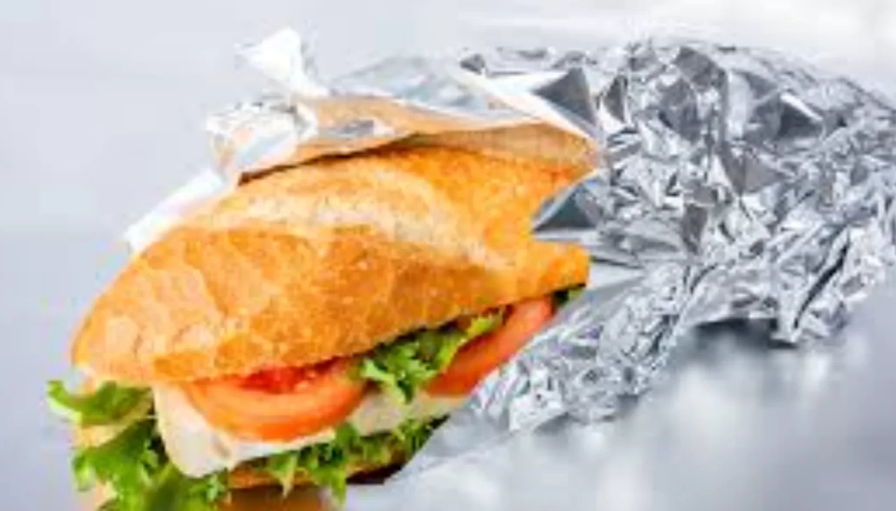 Her sabah aynı hatayı yapıyoruz! Folyoya sarılan sandviçler zehir saçıyor!