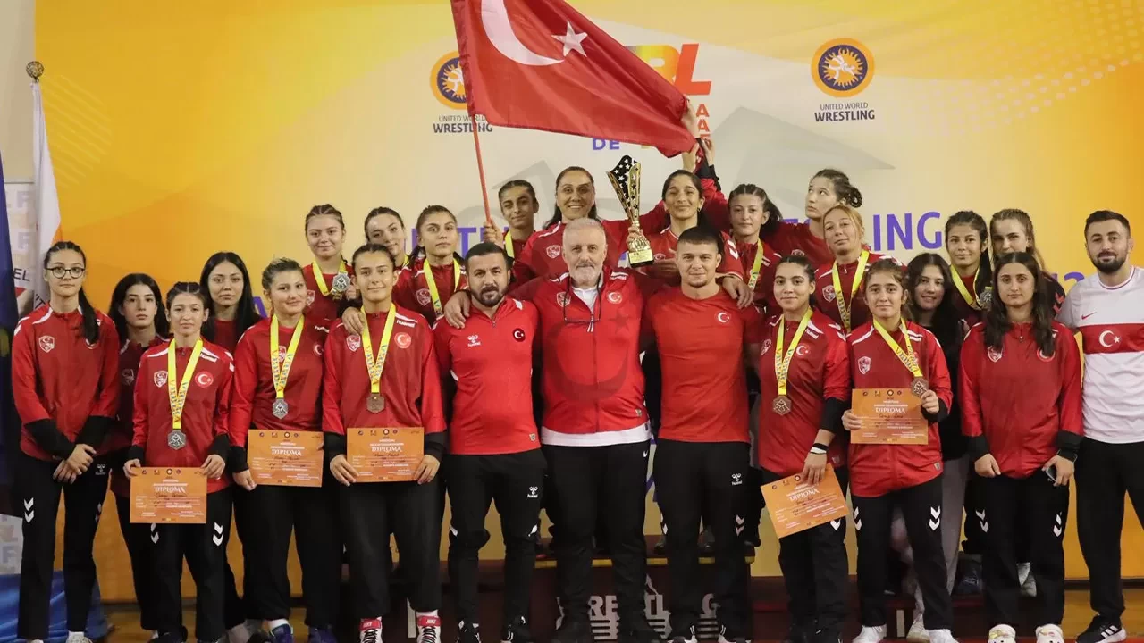 Milli güreşçiler, 17 Yaş Altı Balkan Şampiyonası’nda üç kategoride şampiyon oldu