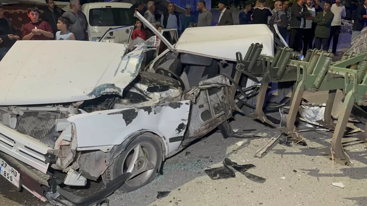 Traktör pulluğu çarptığı otomobili adeta parçaladı: 1 ağır yaralı