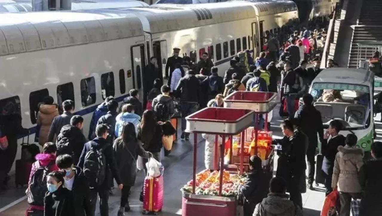 Çin'de demir yollarında günlük yolcu rekoru kırıldı: 23,13 milyon yolcu tren kullandı.