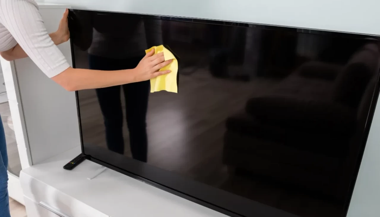 Televizyonu ıslak mendille silenler yandı! Bu hatayı sakın yapmayın