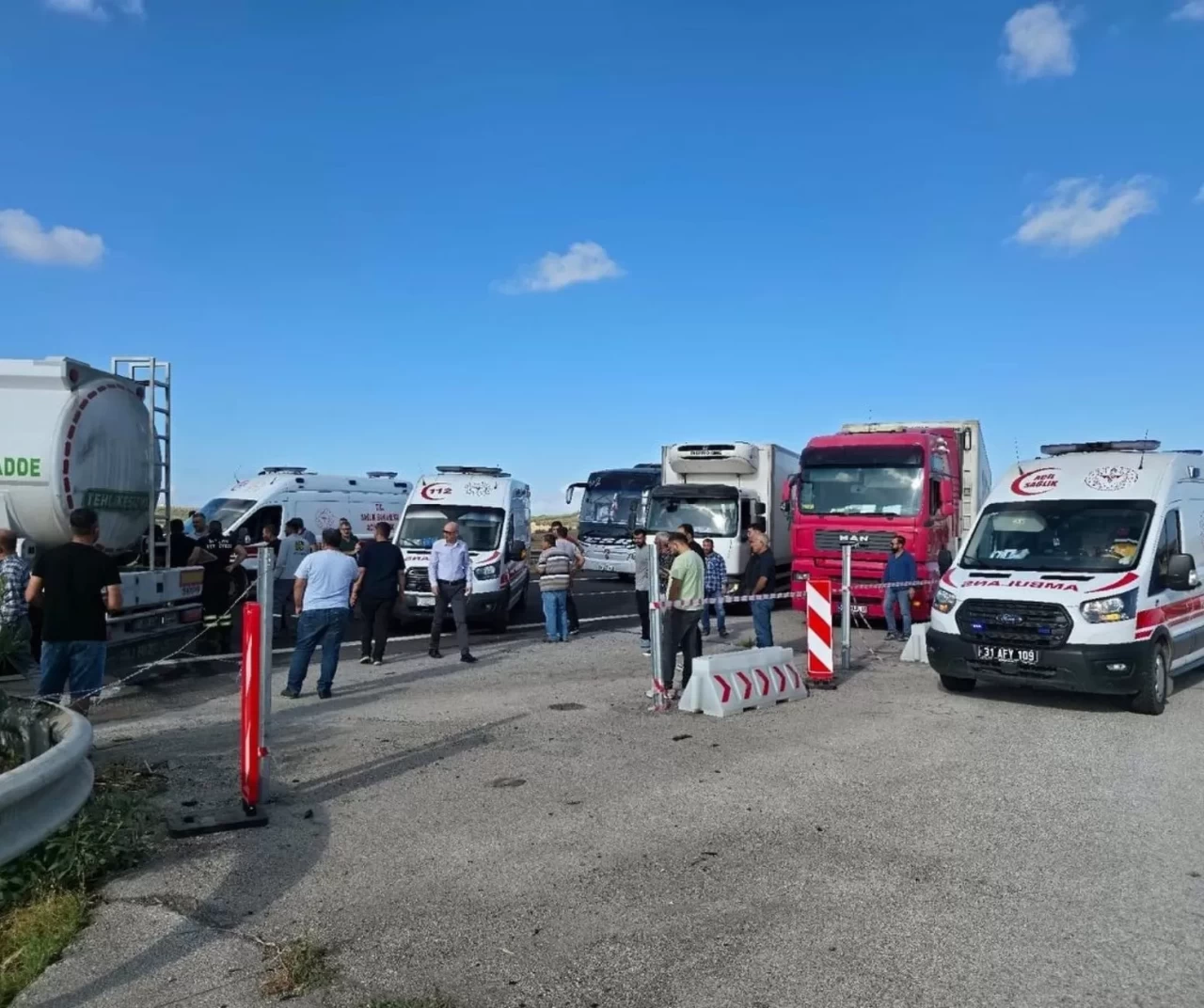 Hatay’da tankerle çarpışan hafif ticari araçta 3 kişi yaralandı