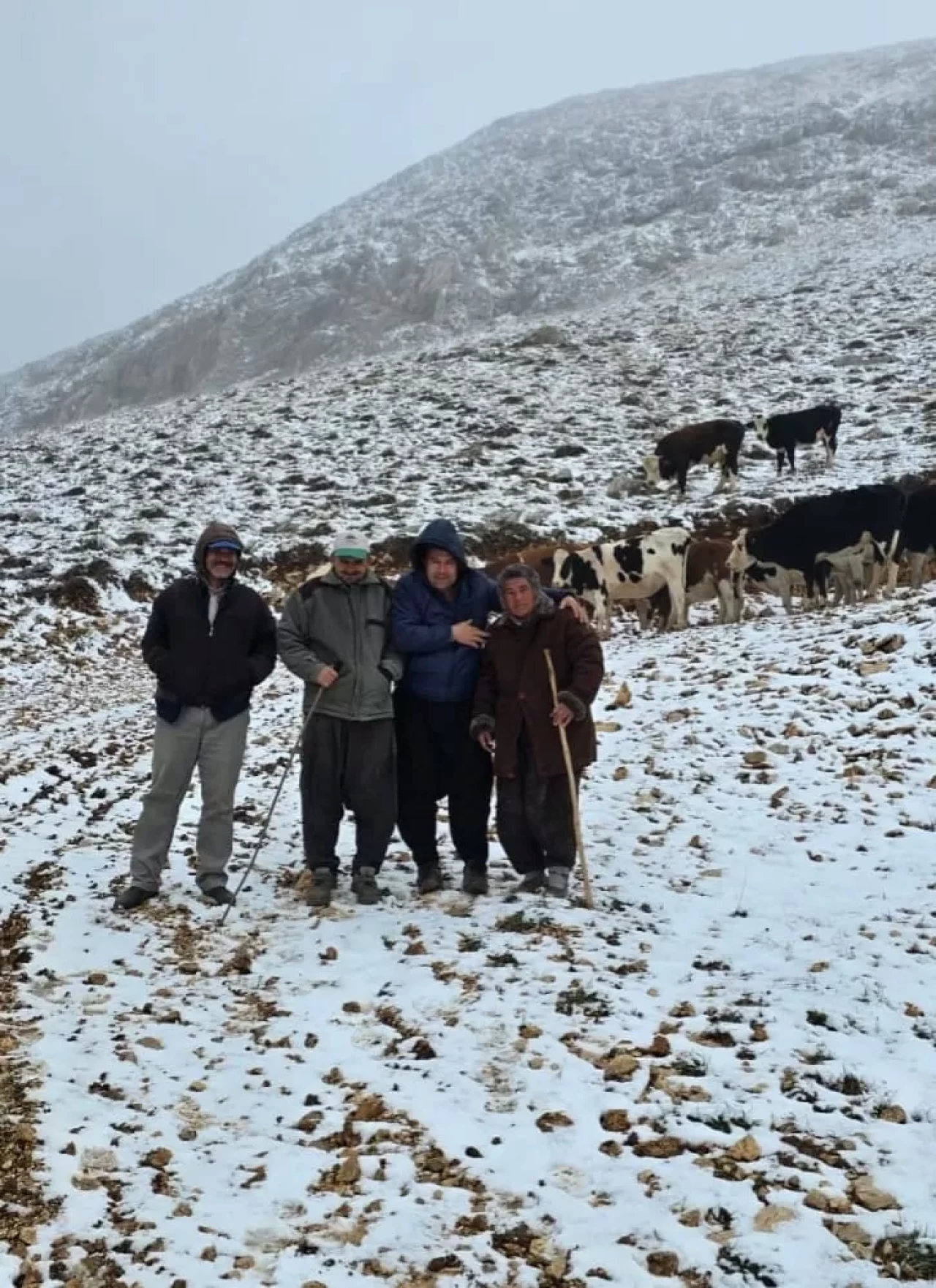 Aniden kar bastırınca yaylada mahsur kalan kadın kurtarıldı