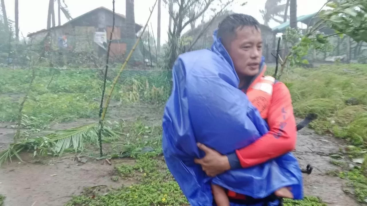 Filipinler'in doğusunda tropik fırtına! Binlerce kişi tahliye edildi