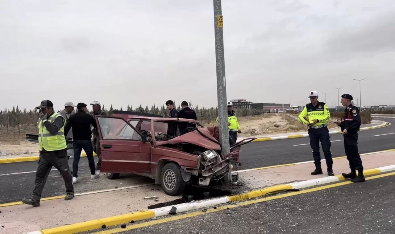 Aydınlatma direğine çarpan otomobil hurdaya döndü: 1’i ağır 2 yaralı