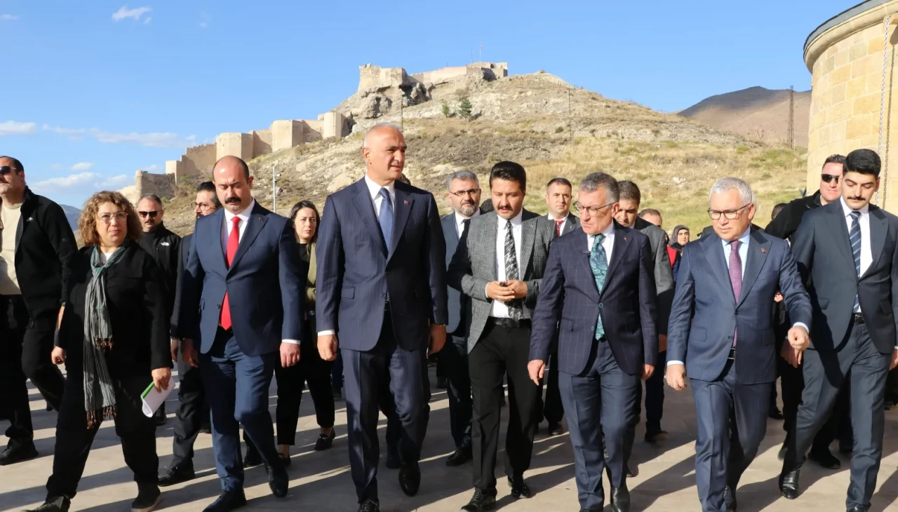 Bakan Ersoy, Divriği Ulu Camii ve Darüşşifası'nı ziyaret etti
