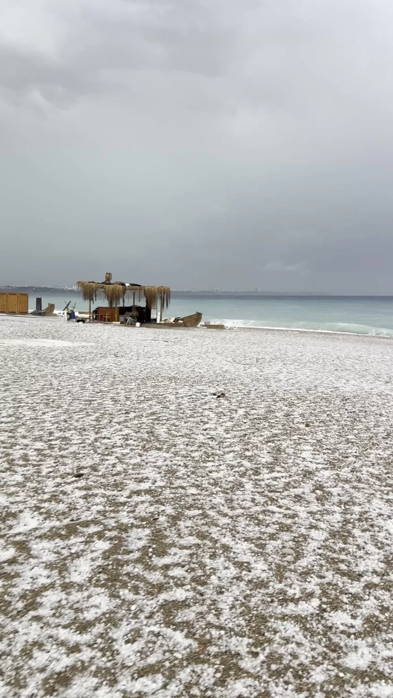 Antalya 15 dakikada kışı yaşadı, Konyaaltı Sahili beyaza büründü