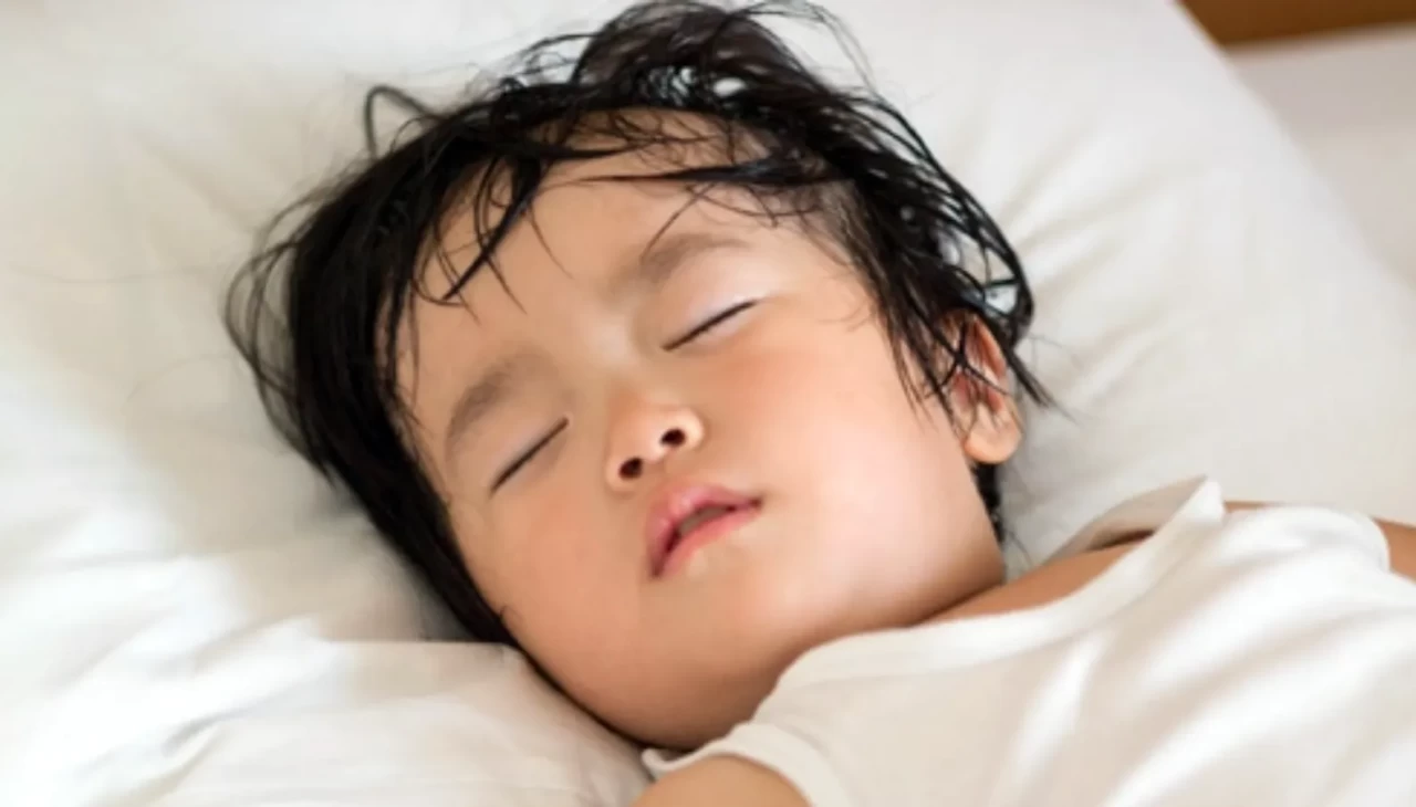 Bebeğiniz aşırı terliyorsa anneler dikkat! Doktorlar uyardı, ciddi hastalık belirtisi olabilir