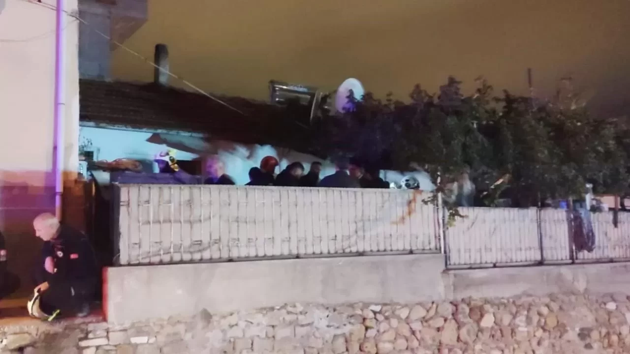 Denizli'de evin tavanı çöktü: Yaralılar var