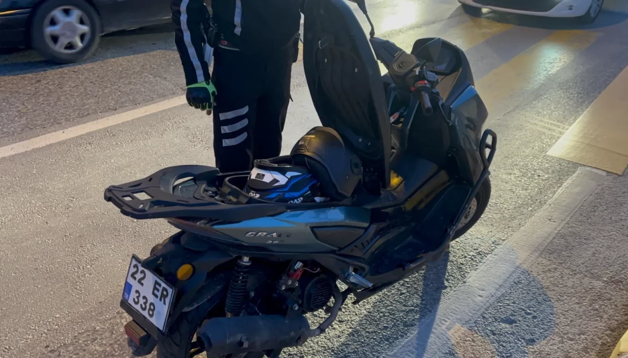 Edirne’de motosiklet refüje çarptı: 2 yaralı