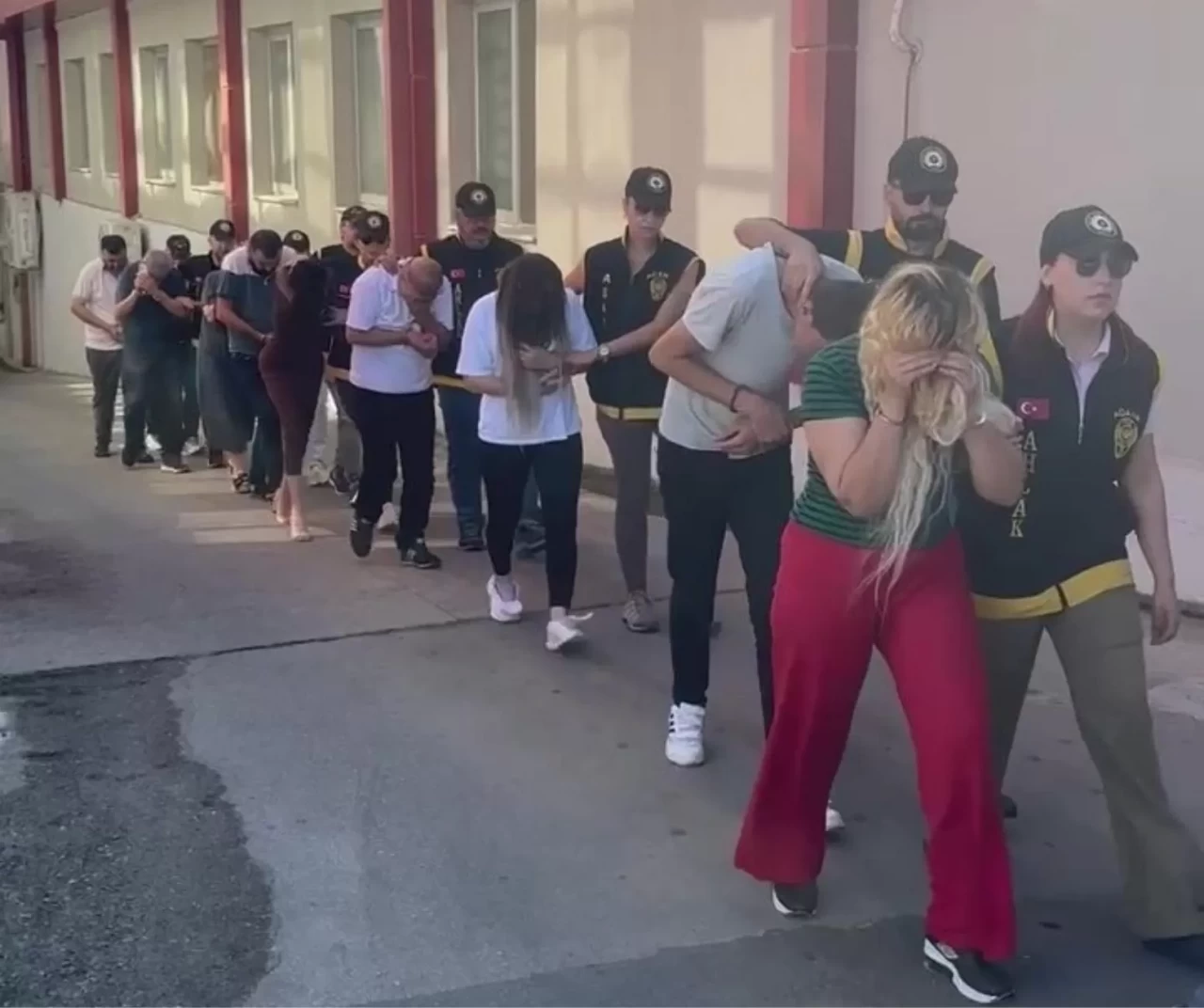 Adana’da fuhuş şebekesine büyük operasyon: 14 tutuklama