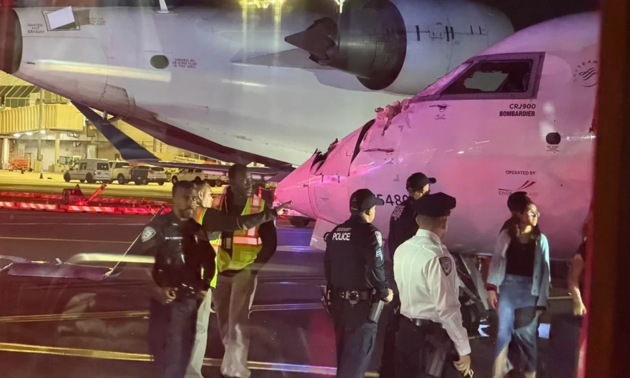 New York LaGuardia Havalimanı’nda dehşet anları: İki yolcu uçağı çarpıştı!