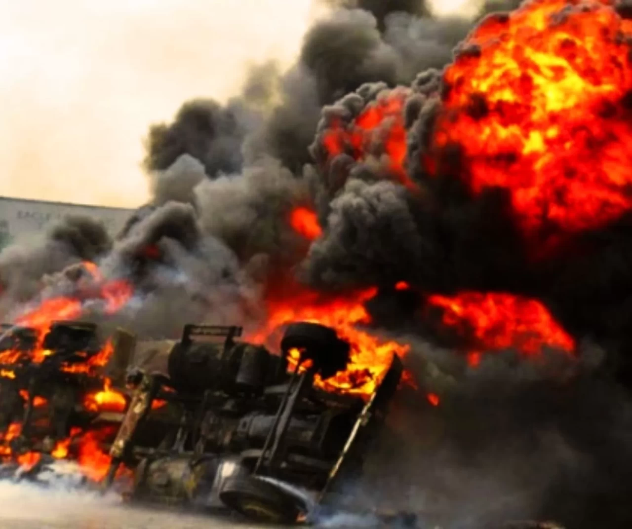 Nijerya’da akaryakıt tankeri faciası: Ölü sayısı 35’e yükseldi