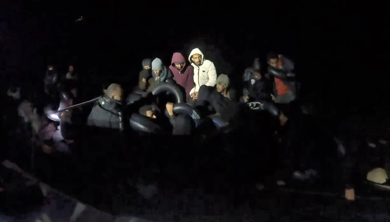 İzmir açıklarında sürüklenen bottaki 43 göçmen kurtarıldı