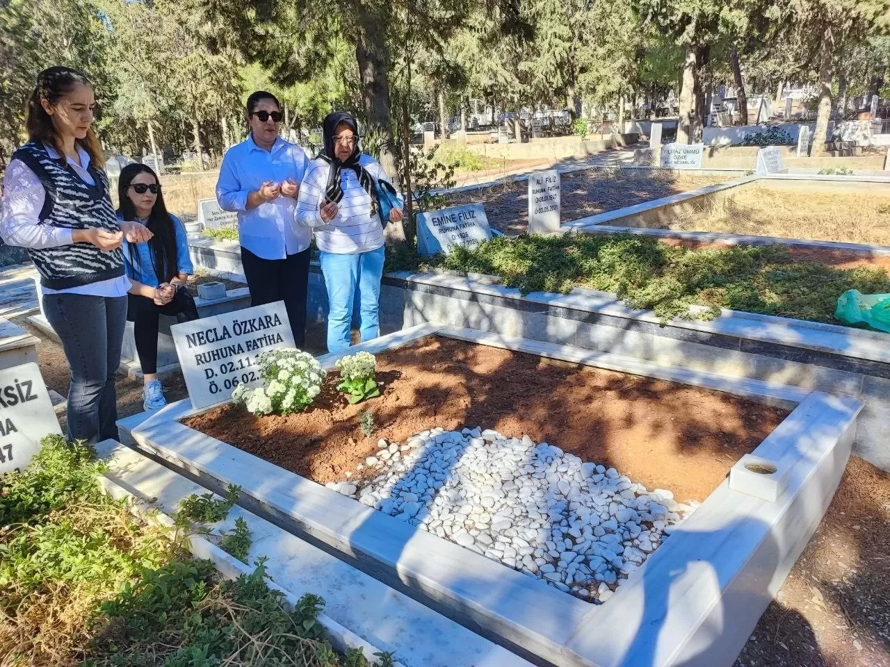 Depremde 96 kişiye mezar olmuştu! Müteahhit rekor ceza alınca genç kadın, anne ve babasının mezarında şükür duası etti