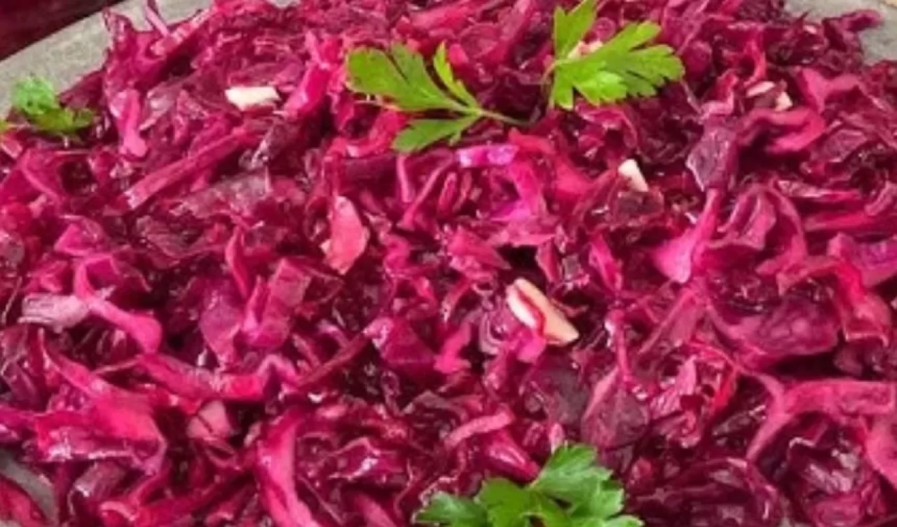 Bu turşu beyni yeniliyor! Kırmızı lahananın faydalarını öğrenince hemen yapmak isteyeceksiniz