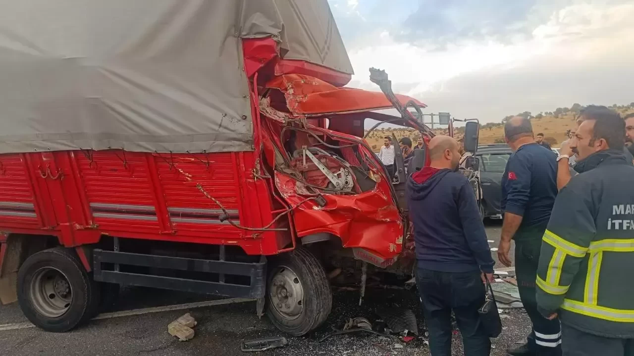 Mardin'de feci kaza: Kamyon ve kamyonet çarpıştı, 14 yaralı
