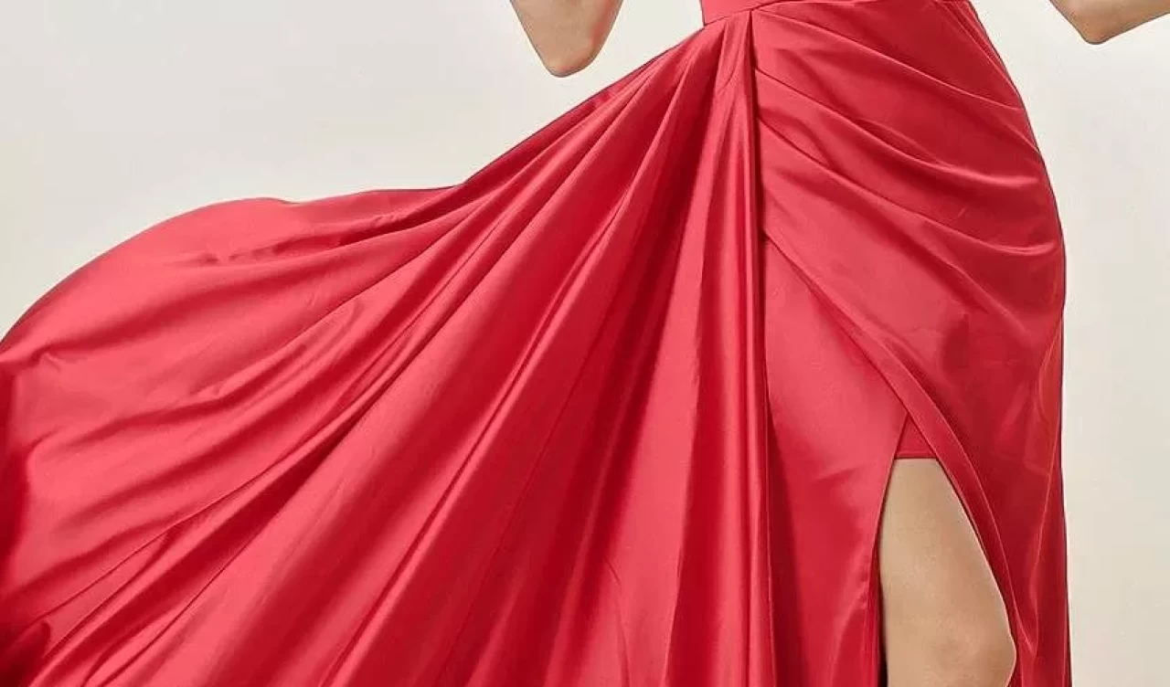 Ünlülerin tercihi saten elbiselerde şıklığın gizli formülü