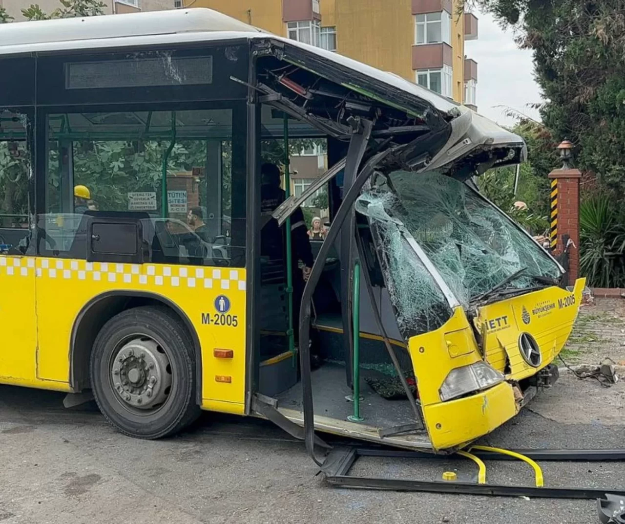 Üsküdar’da park halindeki İETT otobüsü istinat duvarına çarptı