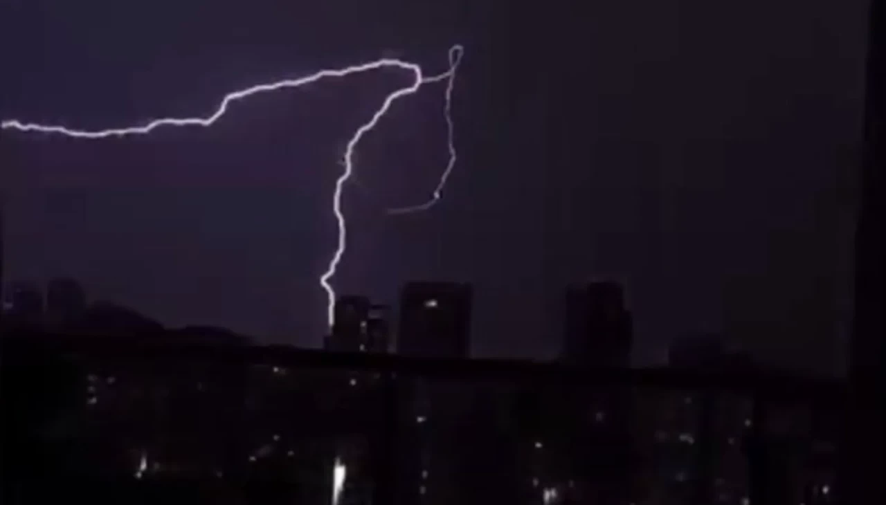 İstanbul’da geceyi şimşekler aydınlattı: Yağış öncesi gökyüzünde görsel şölen