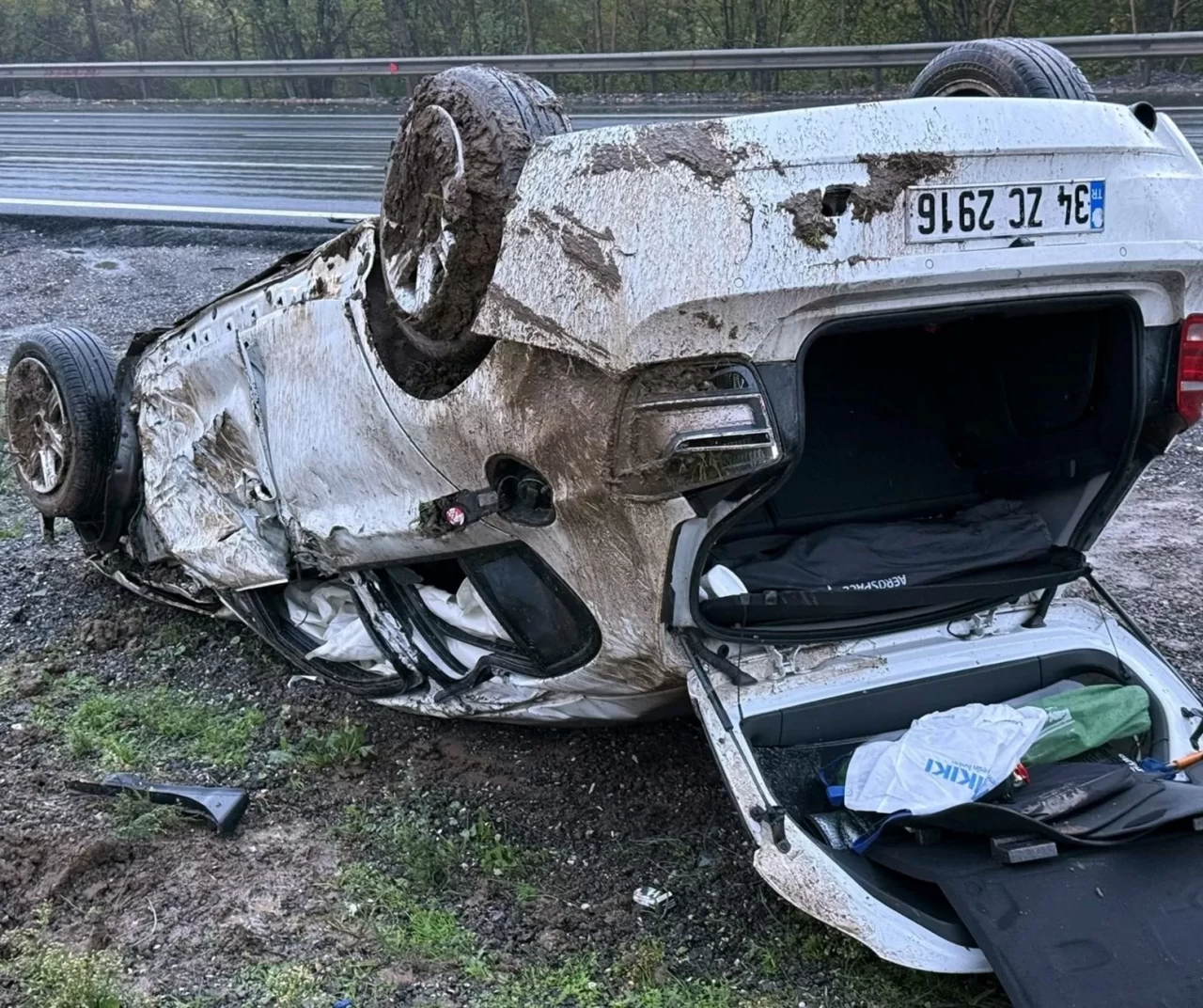 Sakarya’da takla atan otomobilde sürücü yaralandı