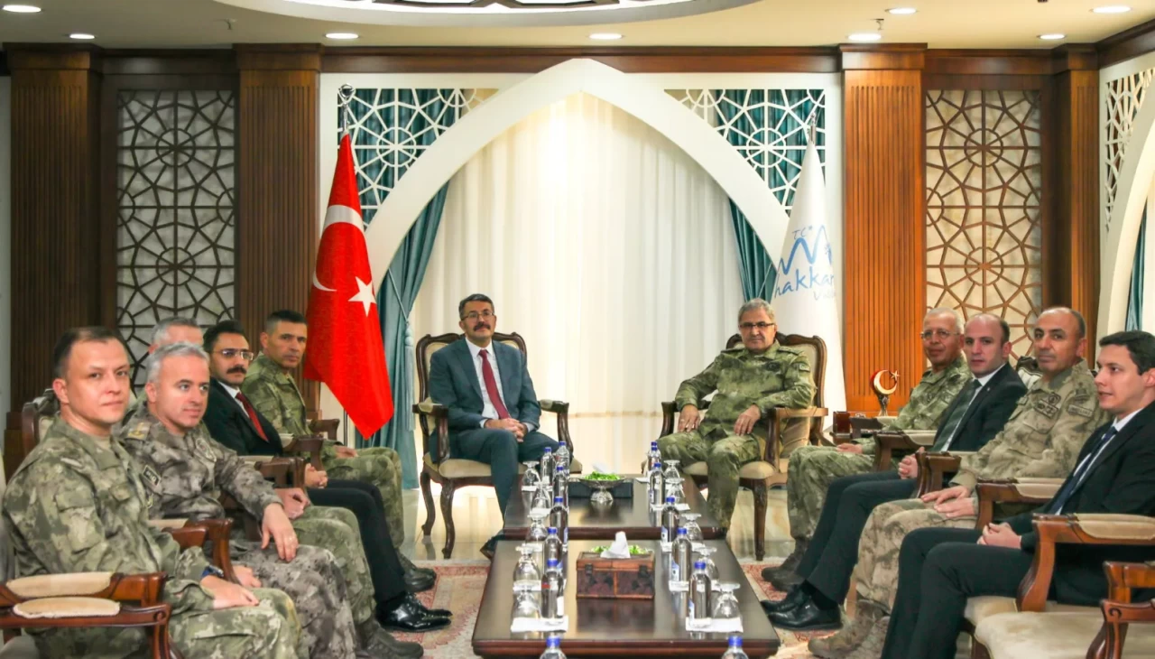 Orgeneral Metin Tokel, Hakkari’de askerlerle bir araya geldi