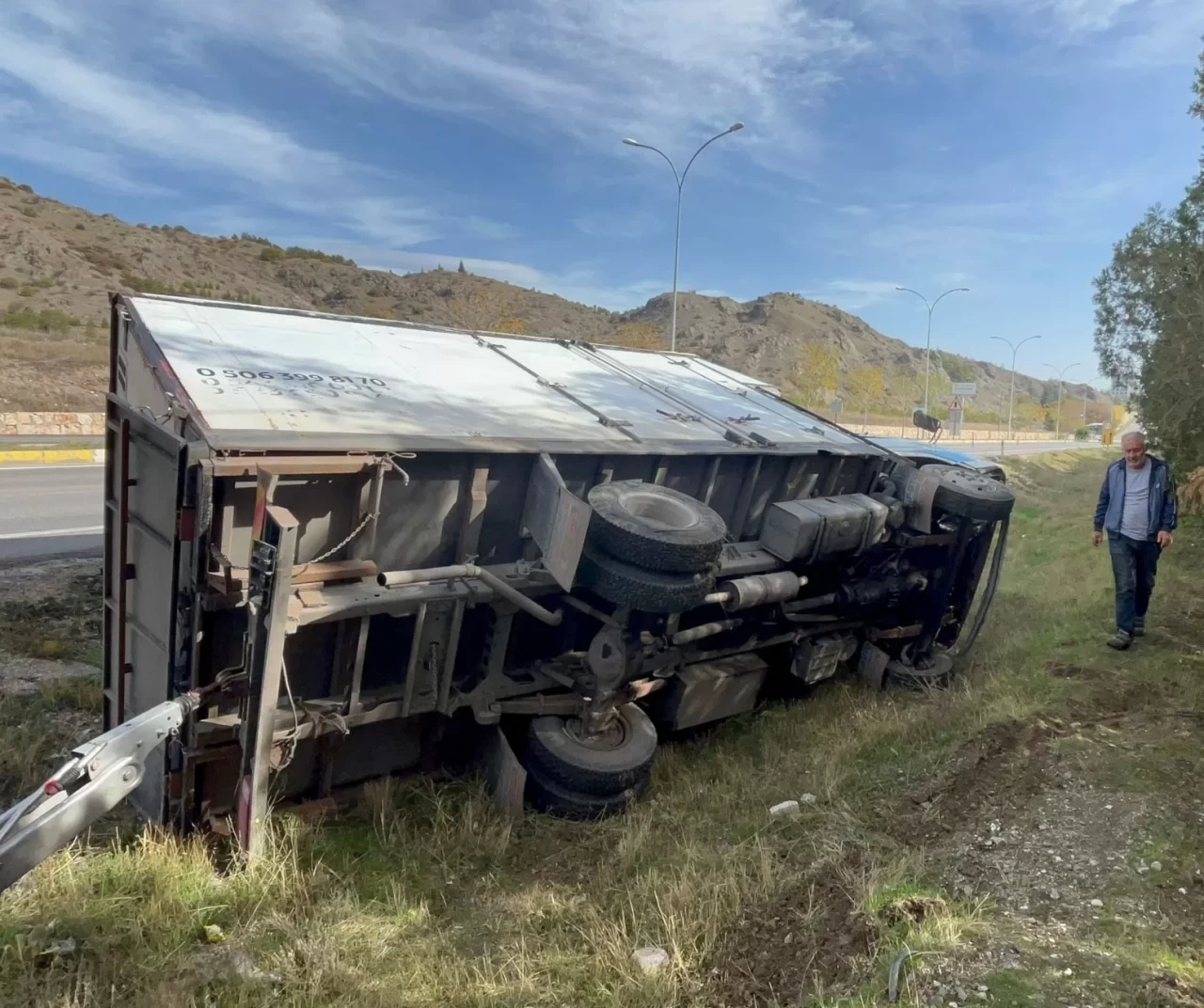 Eskişehir’de kontak anahtarı düşen kamyonet şarampole savruldu: Sürücü emniyet kemeri sayesinde yaralanmadan kurtuldu