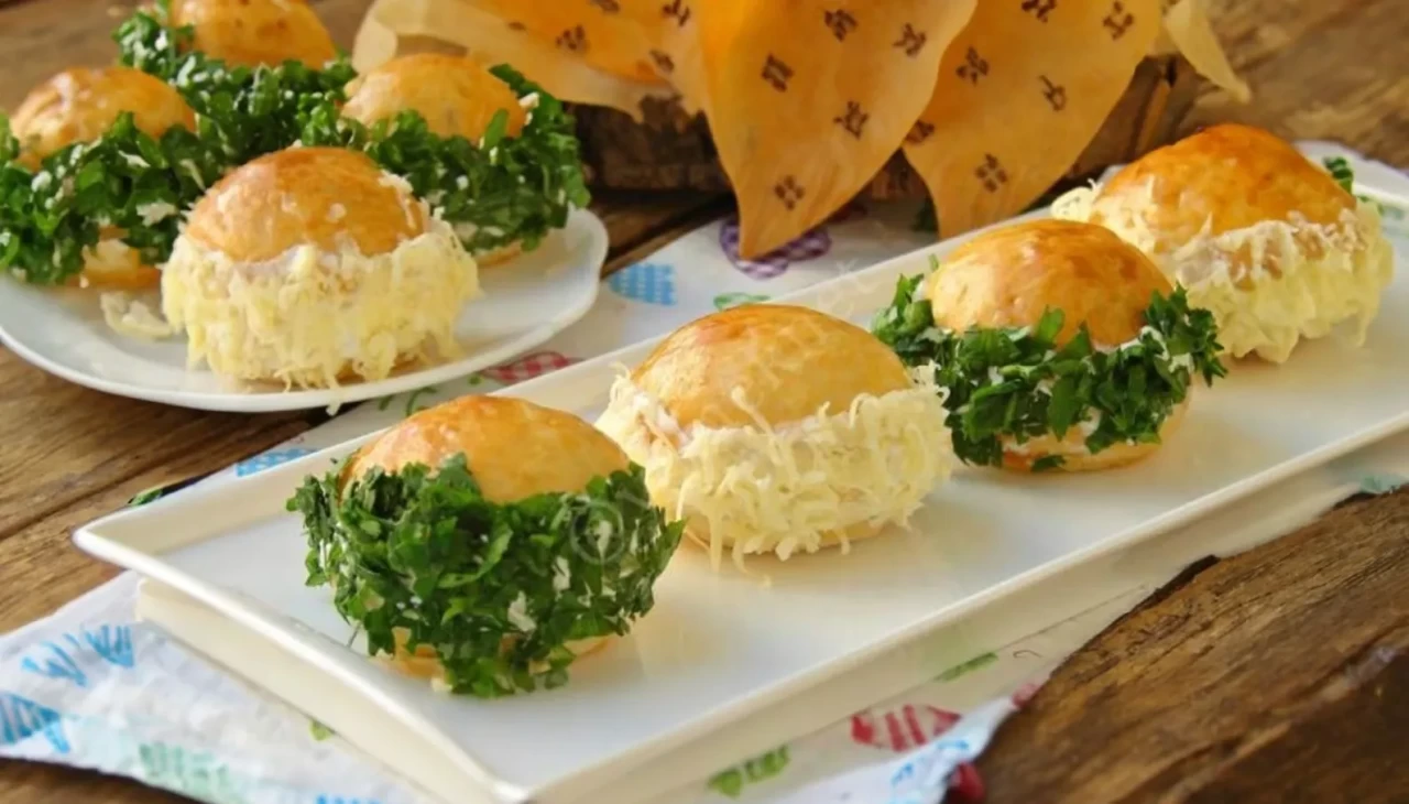 Bir yiyen bir daha istiyor! Çay saatlerini şölene çevirecek sakallı poğaça tarifi