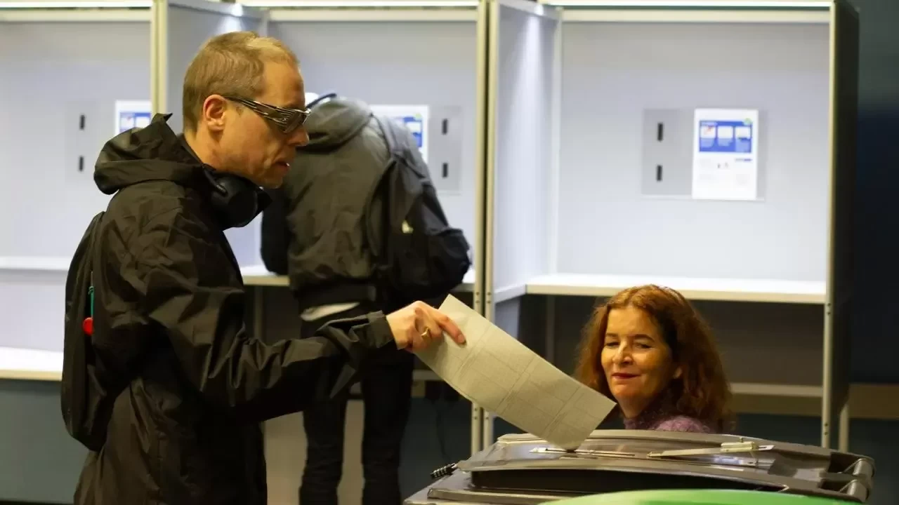 Hollanda genel seçimler için sandık başında