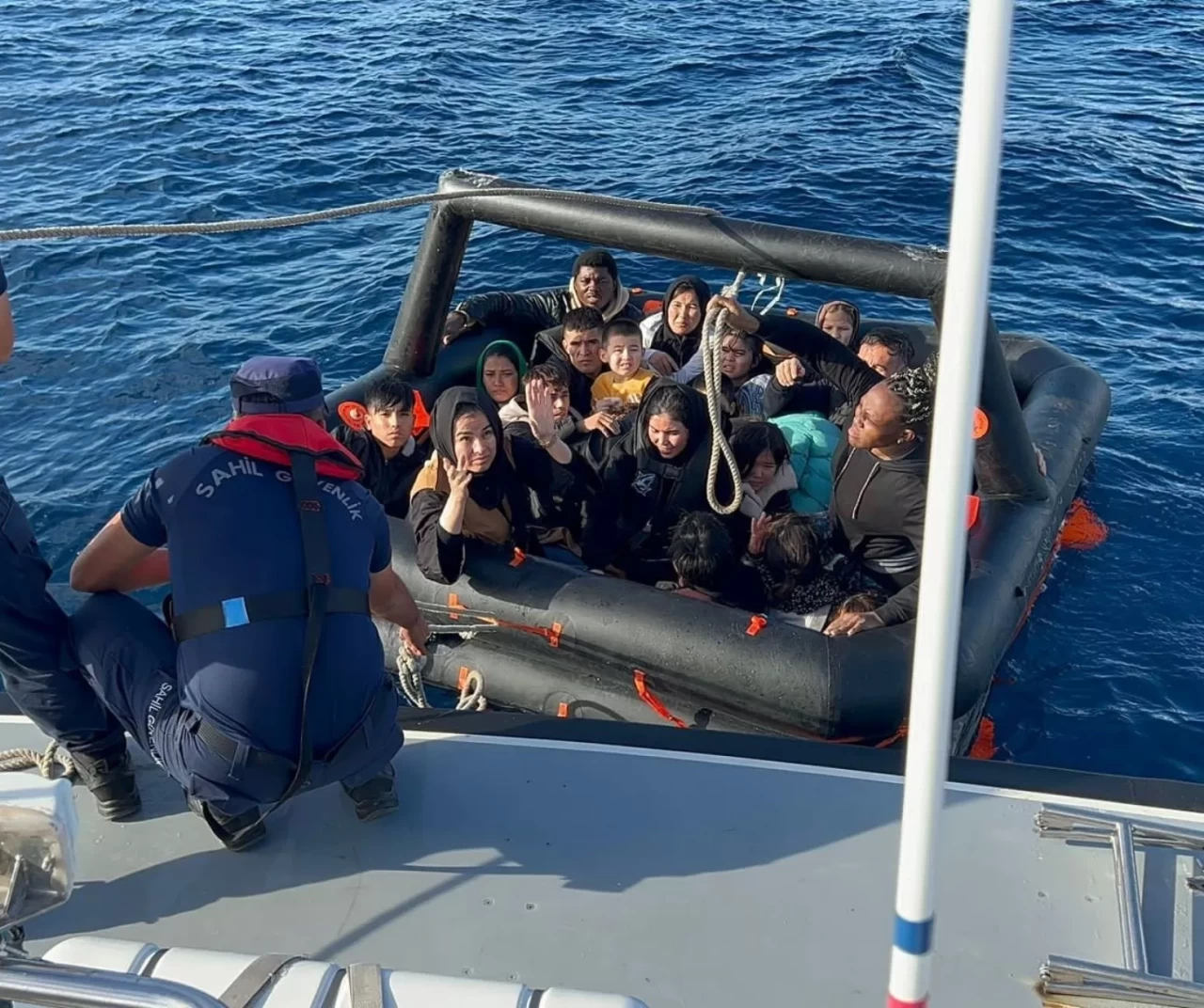 İzmir açıklarında 158 düzensiz göçmen kurtarıldı ve yakalandı