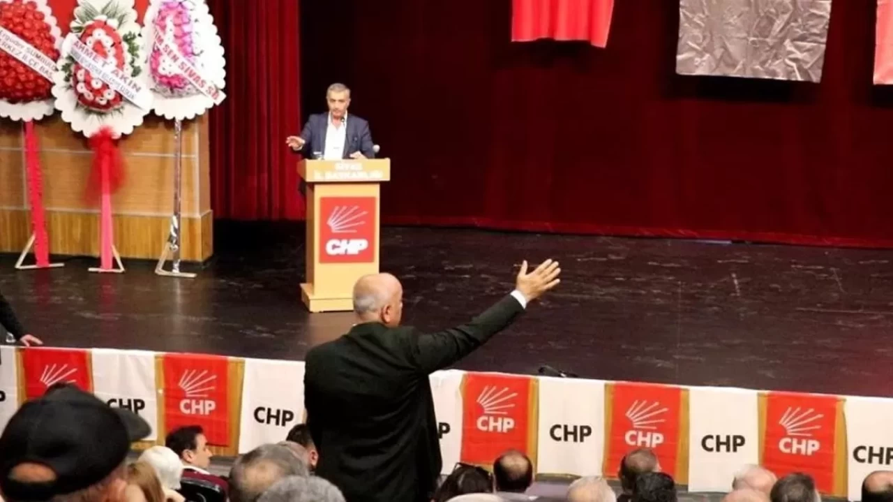 CHP kongresinde kriz çıktı: Eski milletvekili adayına etek giydirildi!