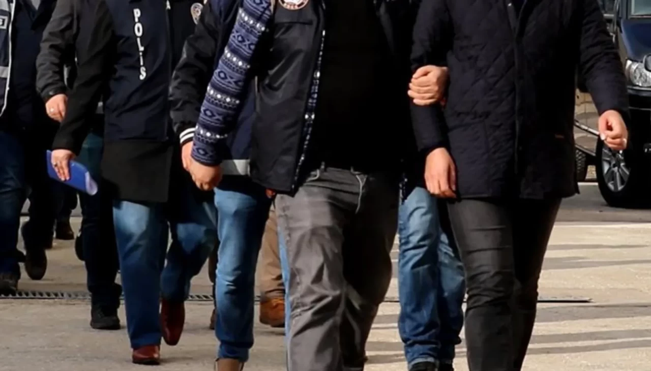 İstanbul’da kendini kamu görevlisi olarak tanıtan 8 dolandırıcı tutuklandı