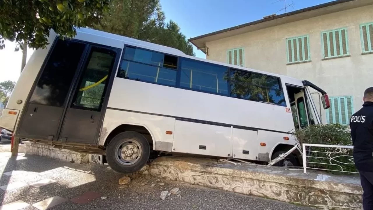 Freni boşalan minibüs evin bahçesine bodoslama daldı! Tamirciden kardeşine sert tepki: “Ya biri ölseydi?”