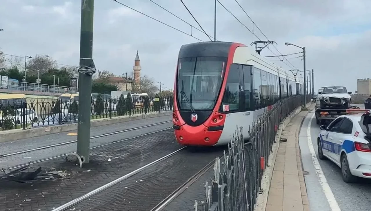 Zeytinburnu’nda otomobil tramvay yoluna girdi, seferler aksadı