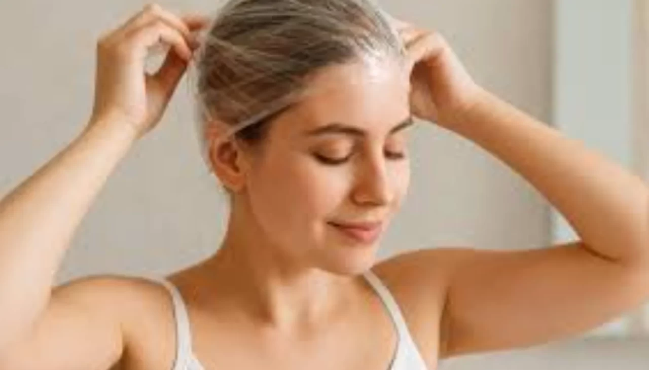 Evde fön çekmenin yeni trendi! Streç filmle saç düzleştirme yöntemi