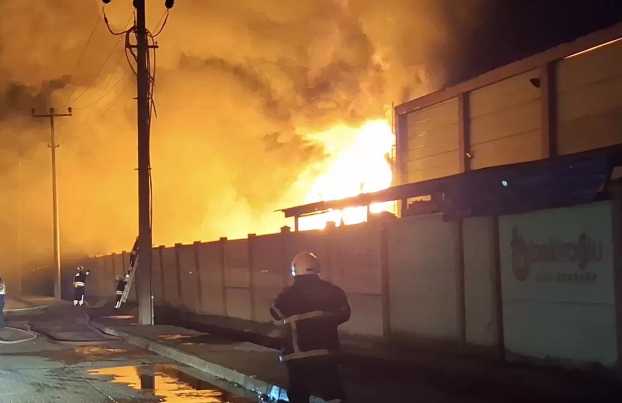 Samsun'da geri dönüşüm fabrikasında çıkan yangına müdahale ediliyor