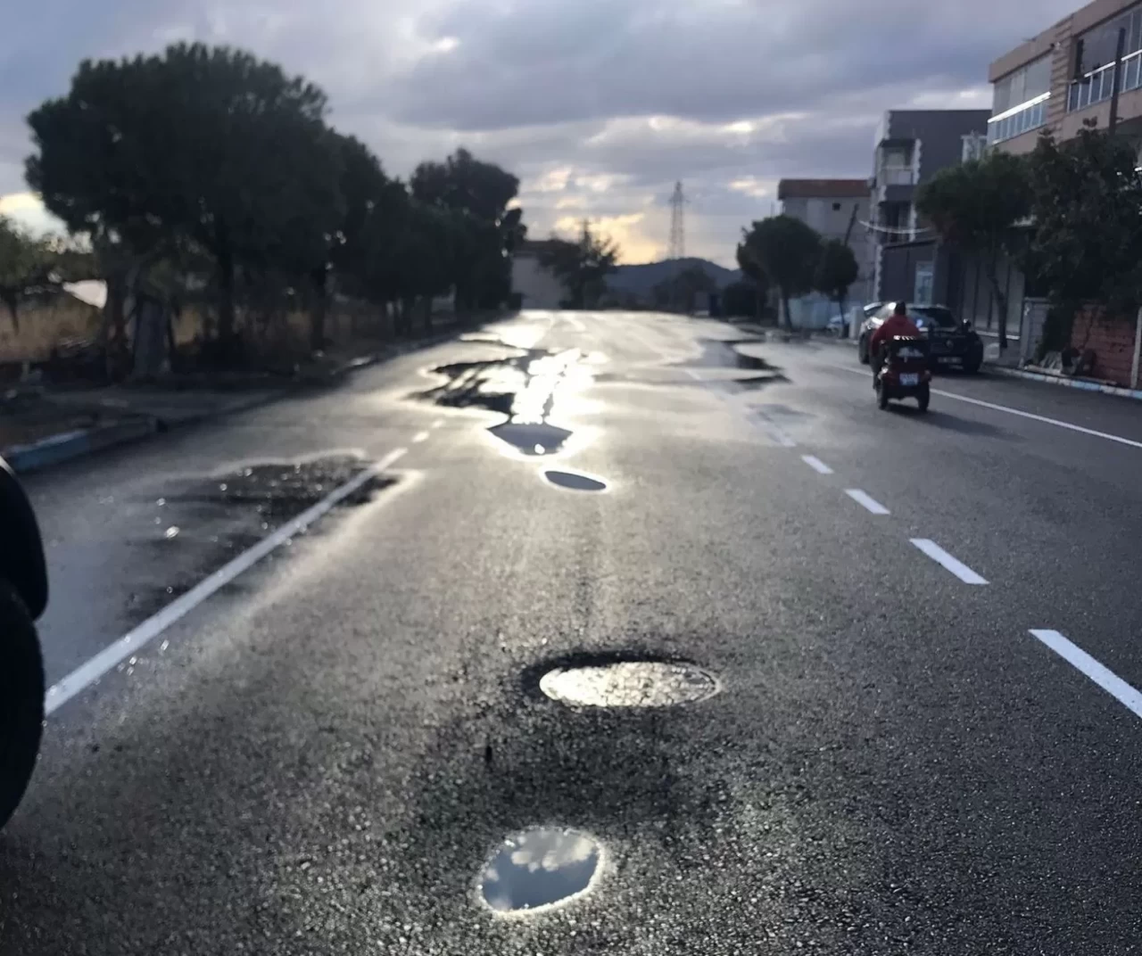 İzmir’de yol rezaleti! Helvacı asfaltı 11 günde çöktü, vatandaş isyanda