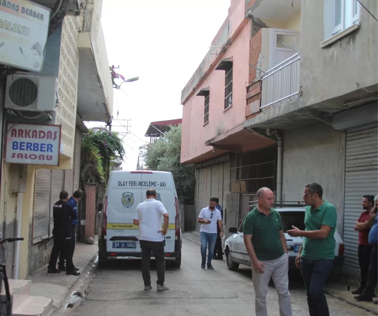 Adana’da ailesini rehin alan şahıs özel harekat polislerince bacağından vurularak etkisiz hale getirildi