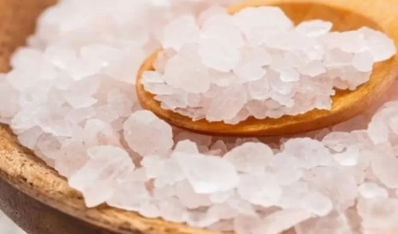 Sivilce ve siyah noktaya karşı kaya tuzu maskesi