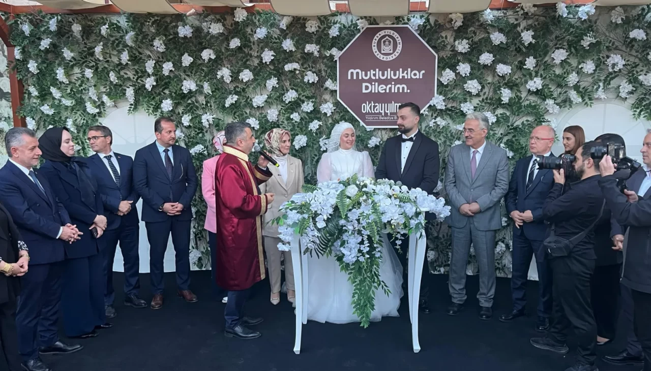 Bakan Göktaş, evlilik kredisinden yararlanan çiftin nikah şahidi oldu