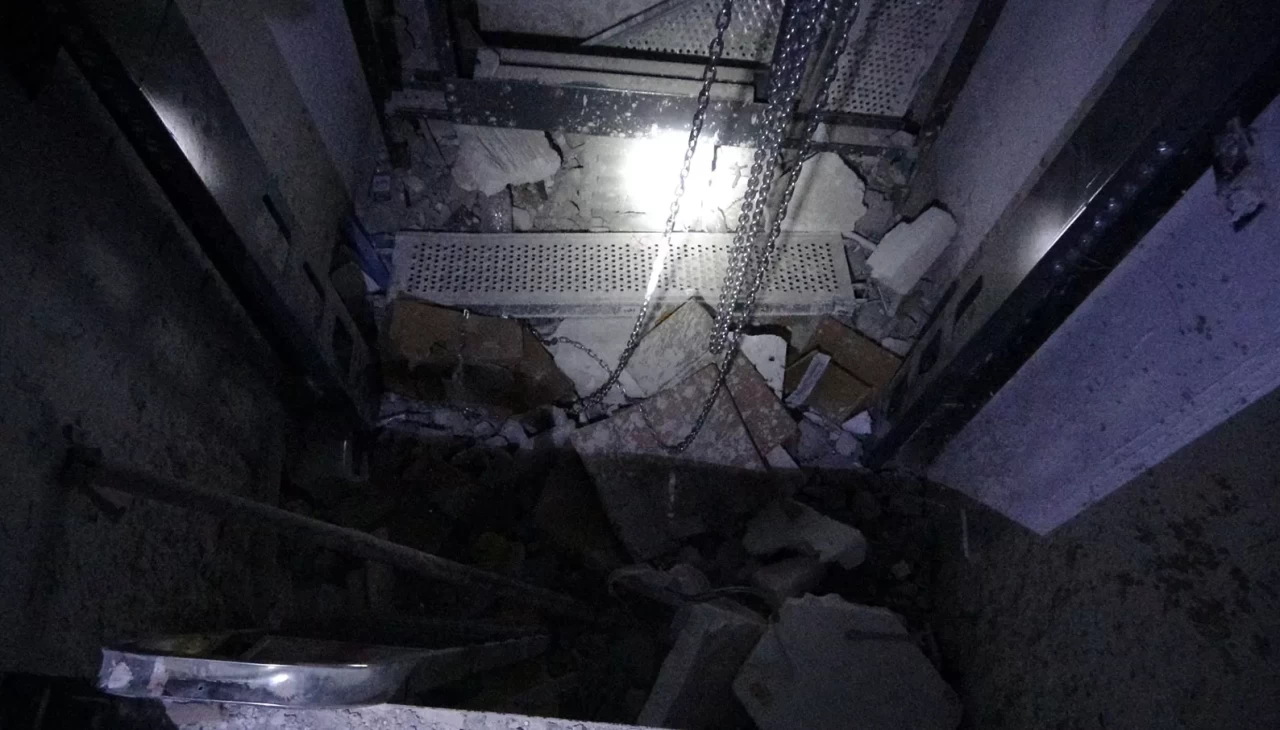 Asansör montajı sırasında 3 metreden düşen işçi ağır yaralandı