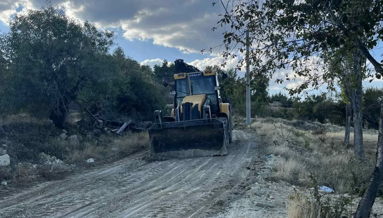 Denizli'de yol rezaleti! Acıpayam Belediyesi görevini yapmayınca vatandaş kendi yolunu kendi açtı