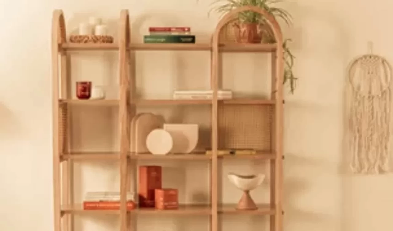 Küçük evlerde açık raflar ile düzeni sağlamak mümkün
