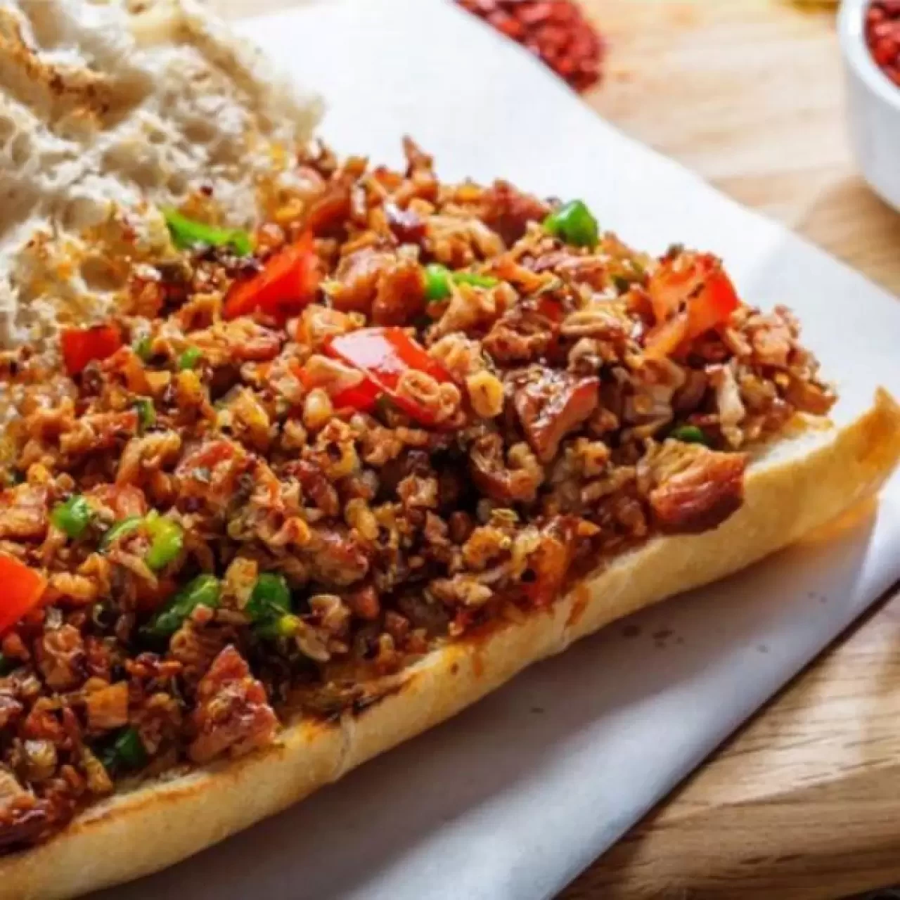 Yarım, Çeyrek ve Ekmek Arası Kokoreç Kaç Kalori? Besin Değerleri ve Diyette Tüketimi