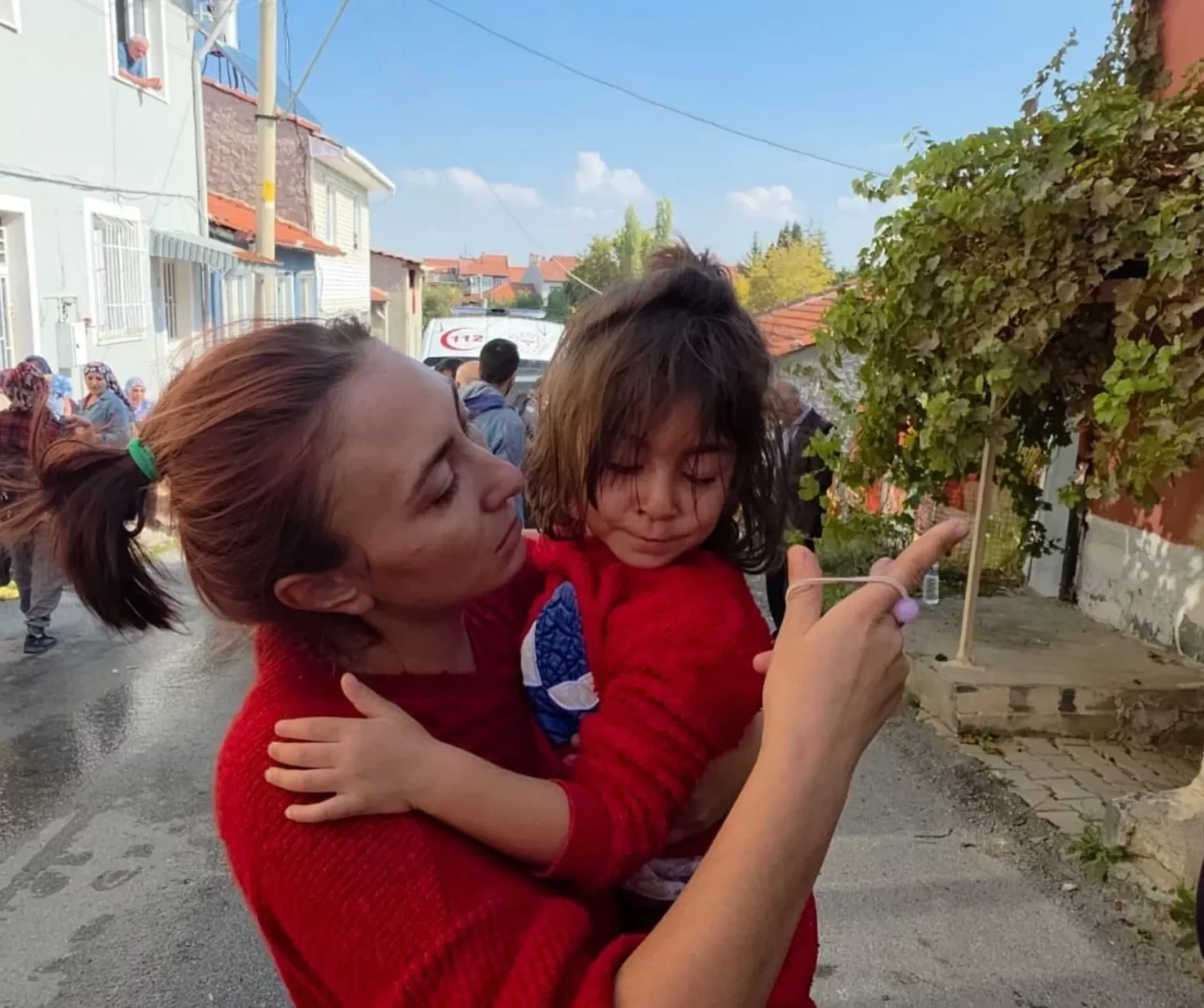 Kütahya’da “kahraman anne” yangından iki çocuğuyla böyle kurtuldu