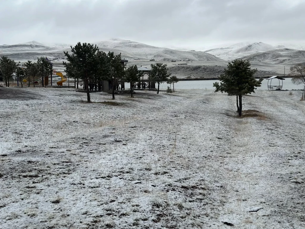Erzurum'un Karayazı ilçesi beyaza büründü! İlk kar yağışıyla panorama değişti