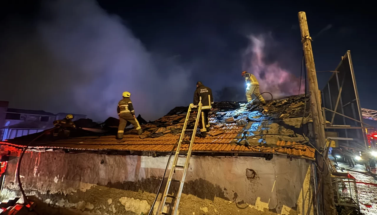 Bursa'da yedek parça satılan iş yerinde çıkan yangın söndürüldü