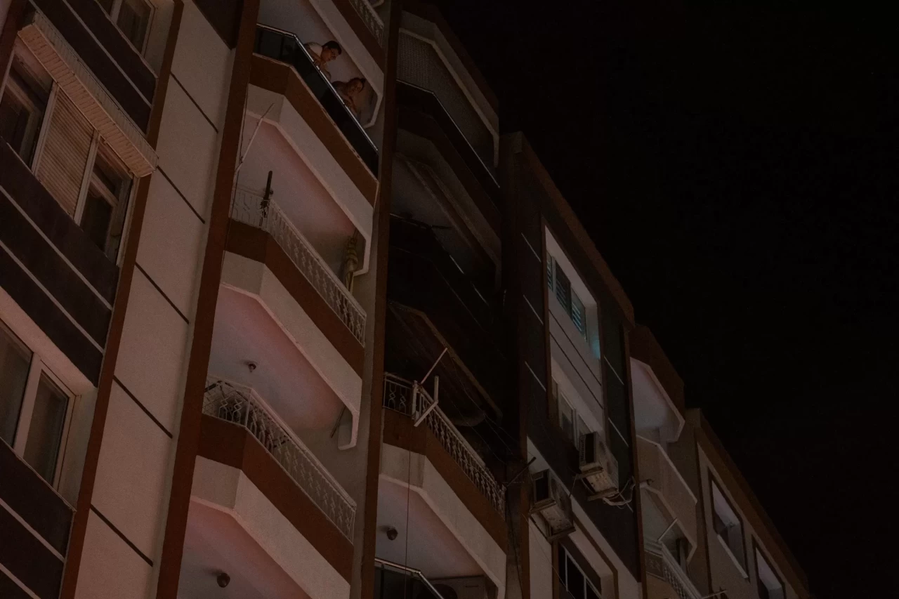 Kendisinden şikayetçi olan eşine kızıp evi ateşe verdi