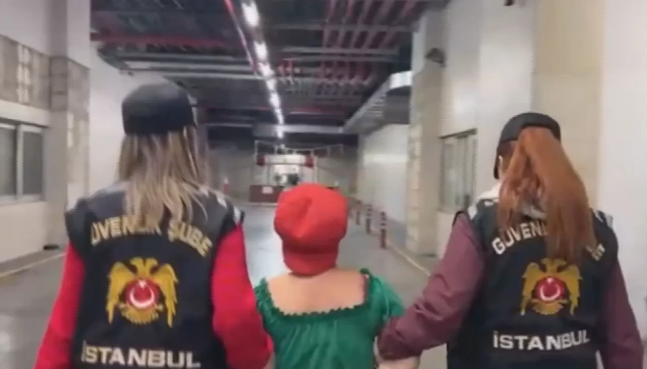 Beyoğlu’nda kadına tasma takıp gezdirdi: 2 kişi tutuklandı